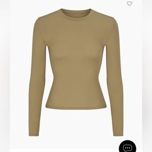 Skims fits everyone long sleeve shirt size medium color khaki.